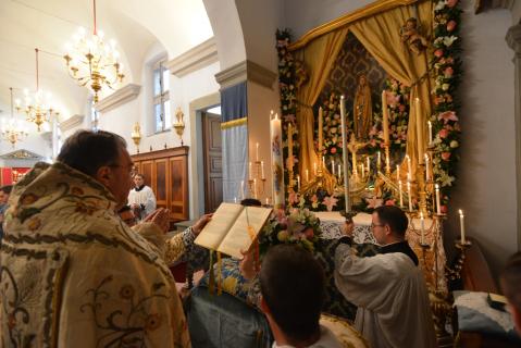 Mgr Gilles Wach, Prieur Général consacre solennellement l&rsquo;Institut à Notre-Dame, aux pieds de la statue de Notre-Dame de Fatima, installée à Gricigliano par le Cardinal della Costa, alors archevêque de Florence