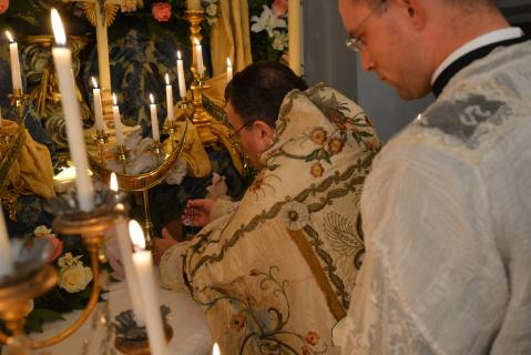 Offrande d&rsquo;un bijou à la Très Sainte Vierge