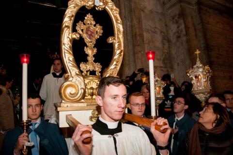 Les séminaristes sortent de l&rsquo;église Gesu e Maria al Corso&hellip;