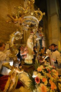 La statue de la madone était portée par les séminaristes