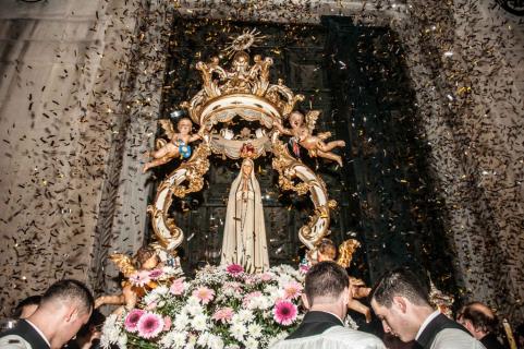 Devant la porte de la Basilique Santa Maria Sopra Minerva
