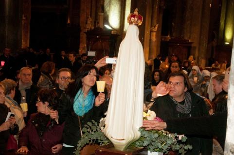 Les fidèles se pressent autour de la Sainte vierge
