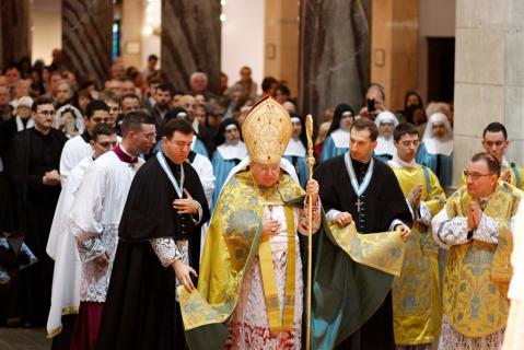 Le Cardinal arrive à l&rsquo;autel