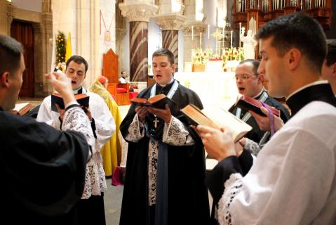 La schola chantant l&rsquo;Introït