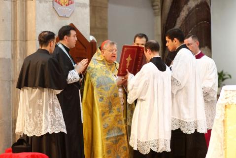 Le Pontife lit l&rsquo;Introït. Le prêtre assistant était le curé, M. l&rsquo;abbé Duhar