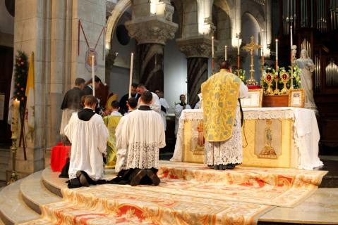 Le diacre demande au Pontife sa bénédiction avant de chanter lÉvangile.
