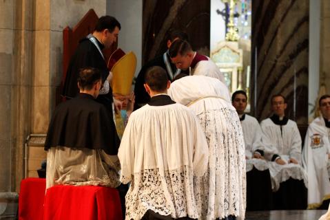 Le célébrant demande au Pontife sa bénédiction avant de prêcher