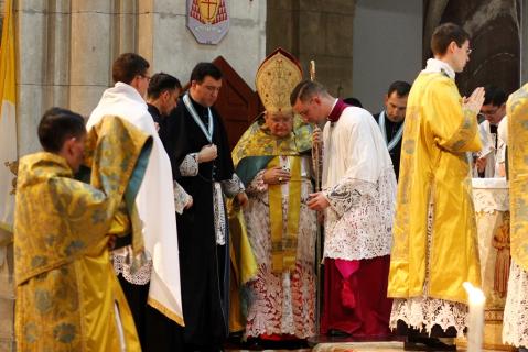 Le Cardinal descend au bas des degrés de l&rsquo;autel.