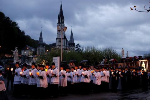 Procession aux flambeaux.