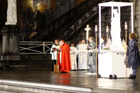 Oraison finale lue par le Cardinal Burke.