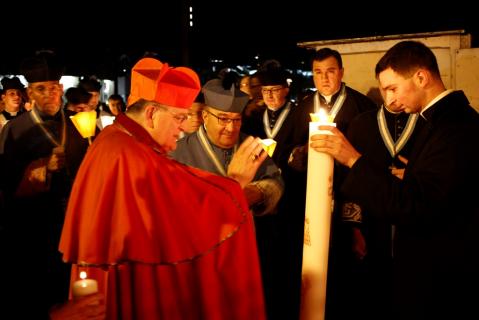 Le Cardinal Burke bénit le cierge qui va être offert à Notre-Dame.