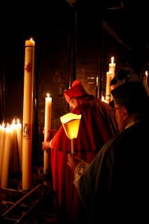 Le Cardinal offre le cierge