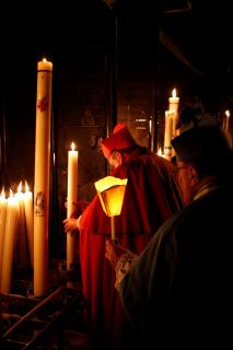 Le Cardinal offre le cierge