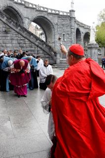 Le Cardinal asperge le clergé