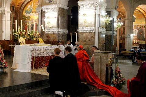Le Cardinal se recueille avant la Messe 