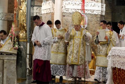 Le Pontife se rend à l&rsquo;autel