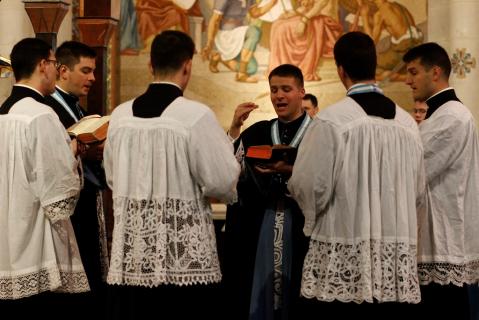 La schola chantant l&rsquo;Introït