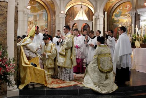 Le Pontife bénit le diacre qui s&rsquo;apprête à chanter lÉvangile.