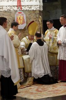 Prédication du Cardinal Burke en cinq langues: français, anglais, italien, espagnol et allemand