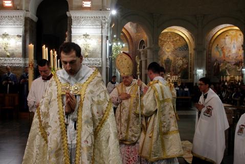 Le Pontife se rend au trône