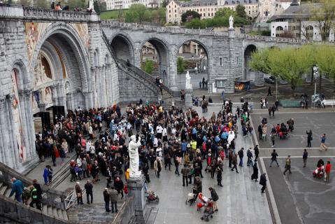 Photo-souvenir sur l&rsquo;esplanade de la basilique