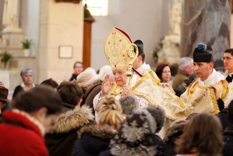 Le Cardinal bénit les fidèles