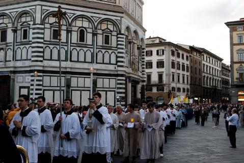La procession passe par le baptistère de la Cathédrale