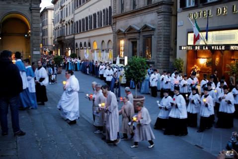 L&rsquo;entrée de la procession dans l&rsquo;église des Saints-Michel-et-Gaëtan