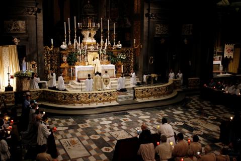 La procession a été suivie de l&rsquo;exposition et du bénédiction du Saint Sacrement