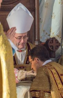 Le diacre baise la main du pontife avant le chant de l&rsquo;Evangile 