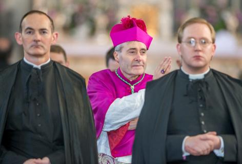 Sortie du pontife qui donne sa bénédiction aux fidèles
