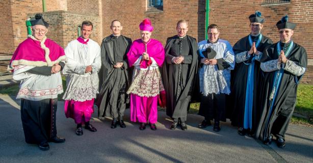 Photo souvenir à la sortie de la Messe avec S.Exc. Mgr Davies, entourés des chanoines Montjean, Tanner et Garcia, ainsi que du chanoine Hoban. 