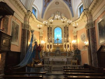 Eglise de l&rsquo;Archiconfraternité Royale de Santa Maria del Soccorso ; la statue de la Très Sainte Vierge s&rsquo;apprête à partir en procession.