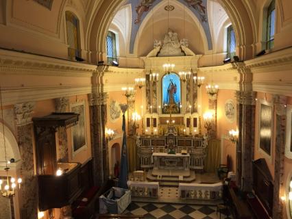 La statue de la Très Sainte Vierge Marie replacée dans la niche au-dessus du Maître-autel