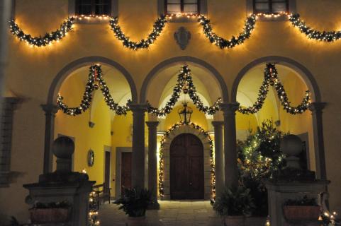 Le séminaire est orné de nombreuses guirlandes lumineuses à l&rsquo;occasion de la fête de la Nativité
