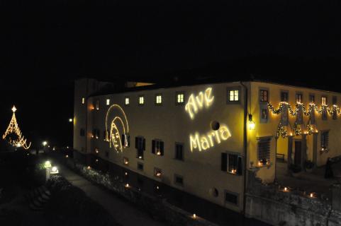 <i>Ave Maria</i> projeté sur le mur de la Villa Martelli