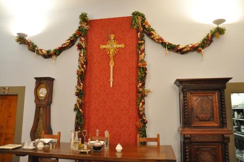 Le grand crucifix du réfectoire derrière la table des supérieurs