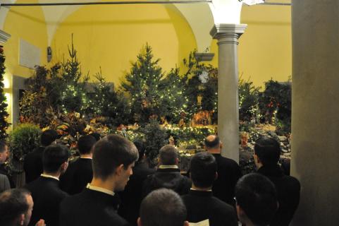Pendant la Neuvaine préparatoire à la fête de la Nativité, la communauté de Gricigliano chante chaque soir le <i>Venez Divin Messie</i> devant la grande Crèche du séminaire réalisée par les séminaristes de première année. 