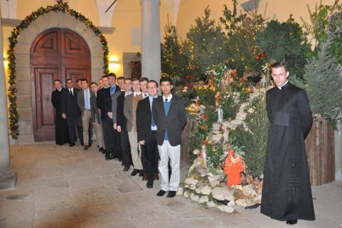Les séminaristes de première année et leur préfet, Monsieur le chanoine Louis Poucin de Wouilt rassemblés devant la Crèche qu&rsquo;ils ont réalisée.