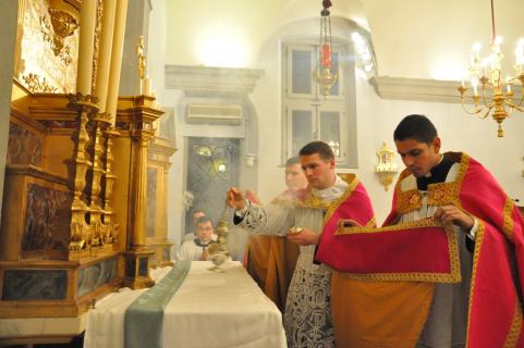 Encensement de l&rsquo;autel pendant le chant du <i>Magnificat</i>