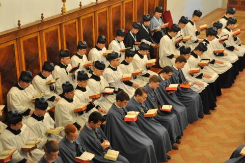 Chant de l&rsquo;Office de prime de la Vigile de la Nativité dans la chapelle du séminaire