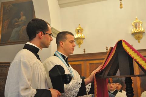 Un diacre lit la suite du martyrologe sur le ton normal des leçons
