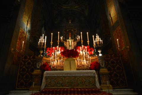 Le maître-autel de l&rsquo;église Saints-Michel-et-Gaétan illuminé avant le chant de l&rsquo;Office des Matines de la Nativité