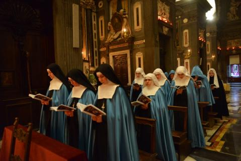 Les surs Adoratrices suivent attentivement le chant de l&rsquo;Office