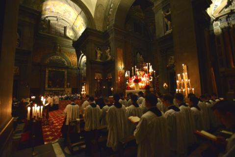 Les churs de chanoines et de séminaristes se répondent dans une église plongée dans la pénombre