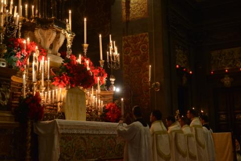 Arrivée au chur des chantres revêtus d&rsquo;une chape