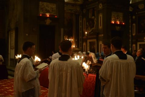 Le chant du <i>Te Deum</i> est alterné entre les grands chantres et le chur des séminaristes et chanoines 