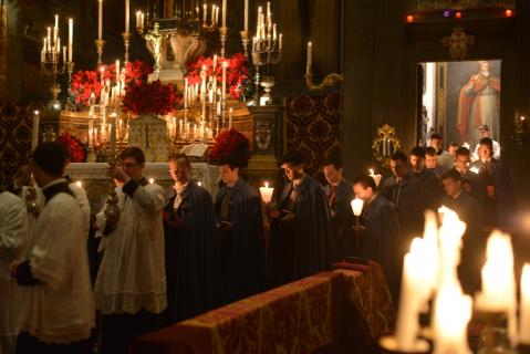 Après le chant des Matines, tous se rendent en procession à la Crèche avec un cierge à la main.
