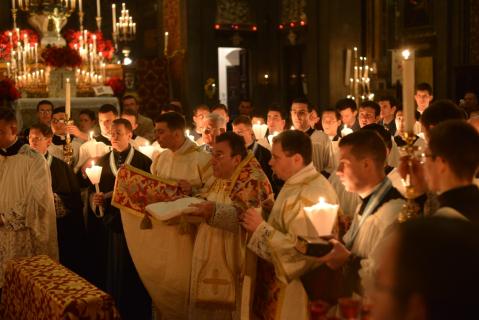Mgr Wach, Prieur Général, apporte l&rsquo;Enfant-Jésus