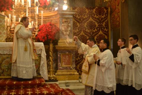 Encensement du célébrant, Mgr Wach.